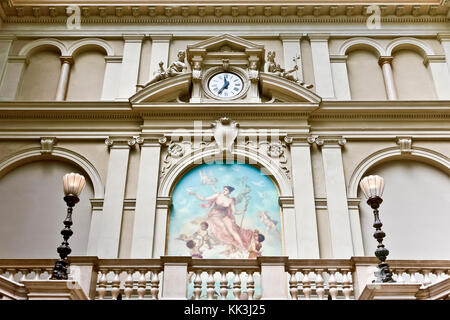 Zentrale Post und mitteleuropäisches Post- und Telegrafenmuseum. Innenbüro. Treppe mit Straßenlampen. Triest, Italien, Europa, EU. Stockfoto