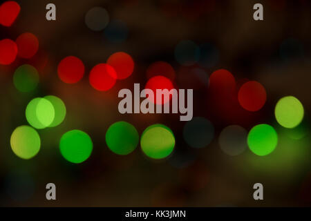 Abstrakte bokeh Hintergrund leuchtet rot und grün auf einem dunklen Stockfoto