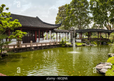 Teich mit Springbrunnen und Goldfische in den chinesischen Garten, Singapur Stockfoto