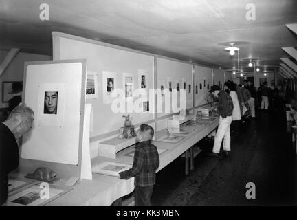 Ansel Adams, bekannt für seine Schwarzweiß-Landschaftsfotografie, ist in dieser Ausstellung zu sehen, in der seine ikonischen Werke gezeigt werden. Die Sammlung hebt seine Beiträge zur amerikanischen Fotografie und zum Umweltbewusstsein hervor und konzentriert sich dabei auf Naturlandschaften. Stockfoto