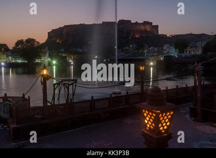 Schwimmende Wasser Brunnen bei Sonnenuntergang in Jodhpur, Rajasthan, Indien Stockfoto