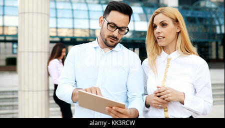 Business Leute zusammen, die am Projekt Stockfoto