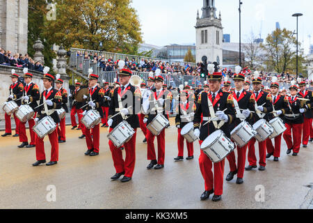 Das Trommelkorps des Royal Wind Orchestra Sainte Cécile aus Eijsden (NL) 2017 Lord Mayor's Show Parade in der City of London, London, Großbritannien Stockfoto