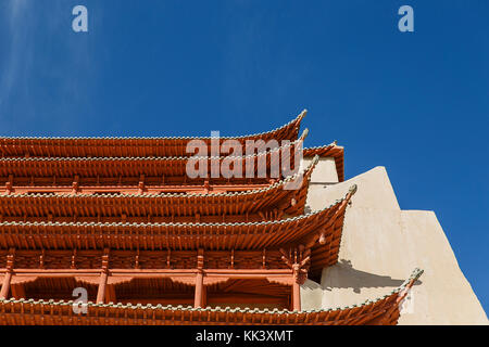 Haupteingang des Mogao Grotten in Dunhuang, die aus mehreren, aus dem Balkon in verschiedenen Höhen, China Stockfoto