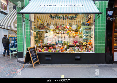 Lina Stores Ltd, altmodisch traditionelle Deli Shop und Laden mit italienischen Delikatessen und Lebensmittel in Brewer Street, Soho, London Stockfoto