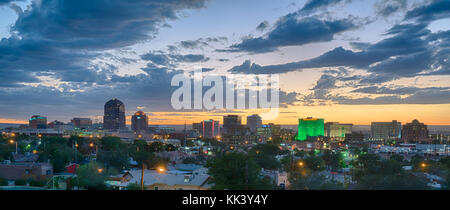 Albuquerque, NM-Oktober 12: Albuquerque, New Mexico Skyline bei Sonnenuntergang am 12. Oktober 2017 Stockfoto