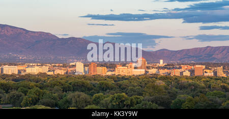 Albuquerque, NM-Oktober 12: Albuquerque, New Mexico Skyline bei Sonnenuntergang am 12. Oktober 2017 Stockfoto