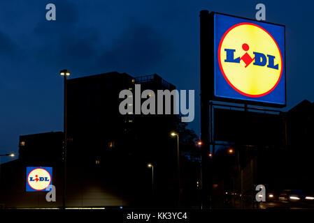 Beleuchtetes Zeichen für Lidl Supermarkt, England Großbritannien Stockfoto
