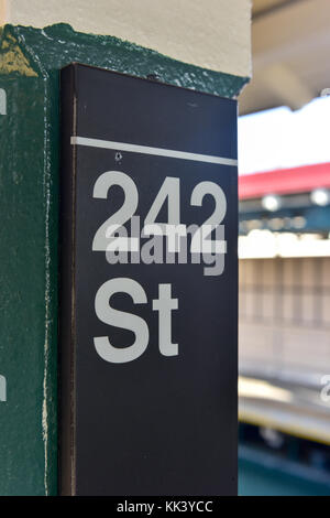 Mta 242 Street Station Van Cortlandt Park in New York City U-Bahn System. Es ist die Endstation der 1 Zug Linie in der Bronx. Stockfoto