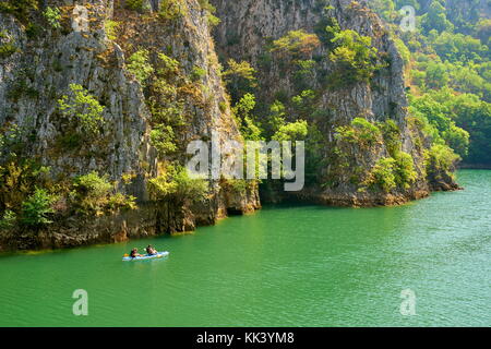 Touristische im Kajak auf dem See, Matka Canyon, Mazedonien Stockfoto