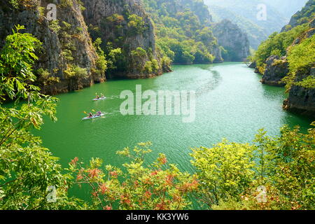 Touristische im Kajak auf dem See, Matka Canyon, Mazedonien Stockfoto