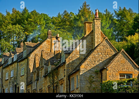 Cottages Verstärkung der Hang im hübschen Dorf Cotswold Snowshill Stockfoto