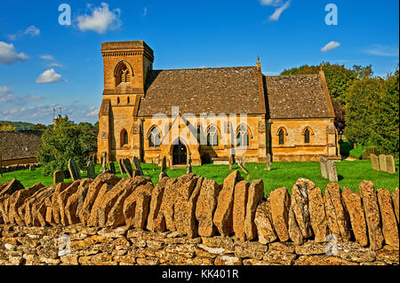 Die kleine Pfarrkirche des hl. Barnabas in der Cotswold Dorf Snowshill am späten Nachmittag Stockfoto