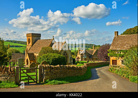 Die kleine Pfarrkirche des hl. Barnabas in der Cotswold Dorf Snowshill am späten Nachmittag Stockfoto