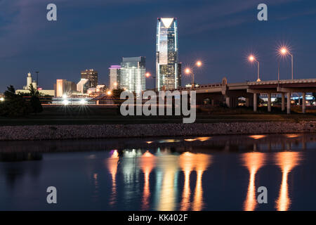 Oklahoma City, ok - Oktober 11, 2017: Skyline von Oklahoma City, ok bei Nacht mit Reflexion im Fluss Stockfoto