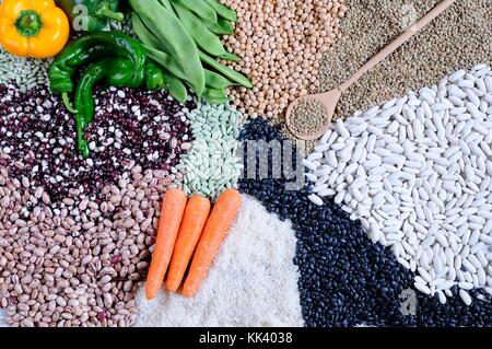 Verschiedene Getreide von oben. Karotte, Paprika, Bohnen Stockfoto