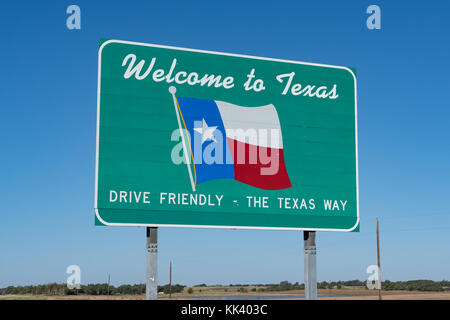 Willkommen in Texas Zeichen auf der Straße an der Grenze Stockfoto