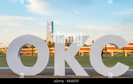 Skyline von Oklahoma City, ok mit Okc Zeichen Stockfoto