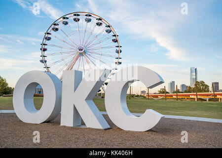 Skyline von Oklahoma City, ok mit Okc unterzeichnen und Riesenrad Stockfoto