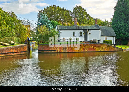 Kingswood Kreuzung Lapworth auf dem Stratford-upon-Avon mit einem weißen Mauern Tonnendach Schleusenwärter Cottage, einzigartig an diesem Kanal. Stockfoto