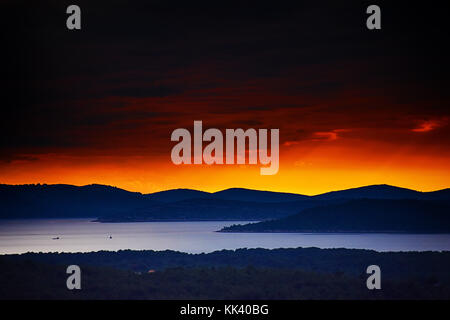 Himmel in Feuer, spektakulären Sonnenuntergang @ Šibenik, Kroatien Stockfoto