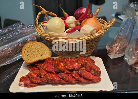 Wurst und Brot und Korb getrocknet Stockfoto