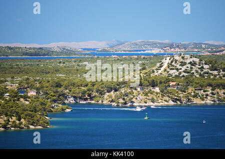 Eingang zum St. Anthony Kanal, verbindet Stadt Šibenik auf das offene Meer, Kornati und Vodice im Hintergrund Stockfoto