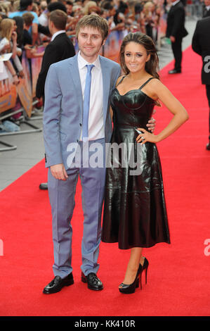 James Buckley und seine Frau Clair Sanftmütig an der Weltpremiere des Inbetweeners 2 bei Vue Kino in London. 4. August 2014 © Paul Treadway Stockfoto