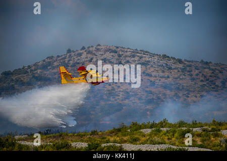 Kroatische AF Canadair CL 415 Superscooper Bekämpfung von Feuer in der Nähe von Srima, Šibenik, Kroatien Stockfoto