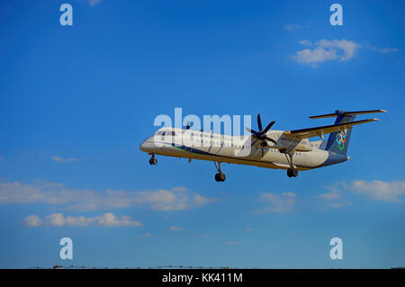 Olympic Air SX-BIT Bombardier Dash 8 Q400 Landung auf LDSP Flughafen Split, Rwy05, Kastela Kroatien Stockfoto