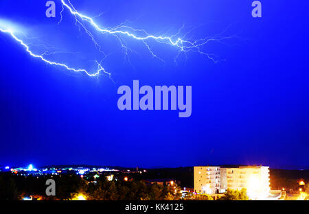 Twin Blitz während einem Sommer Sturm, Sibenik Kroatien Stockfoto