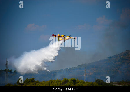 Kroatische AF Canadair CL 415 Superscooper Bekämpfung von Feuer in der Nähe von Srima, Šibenik, Kroatien Stockfoto