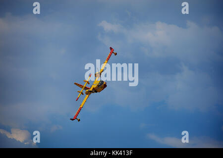 Kroatische AF Canadair CL 415 Superscooper Bekämpfung von Feuer in der Nähe von Srima, Šibenik, Kroatien Stockfoto