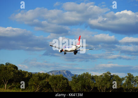 HB-IJV Edelweiss Airbus A 320-214 Landung auf RWY 05 LDSP Flughafen Split, Kastela Kroatien Stockfoto