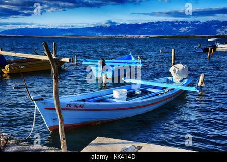 Traditionelle hölzerne Boote ruhen im Hafen, Velebit im Hintergrund, Nin, Kroatien Stockfoto