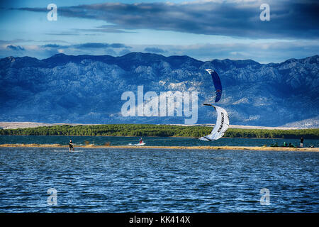 Kitesurfing@Nin Kroatien, Velebit im Hintergrund Stockfoto