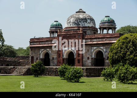 Das Grab von ISA KHAN NIYAZI wurde 1547 v. Chr. erbaut und ist Teil des HUMAYUN GRABKOMPLEXES - NEU-DELHI, INDIEN Stockfoto