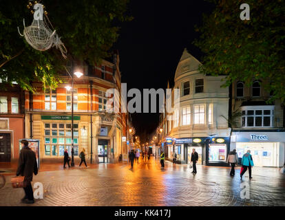 Einkaufsstraße in Reading, uk in der Nacht Stockfoto