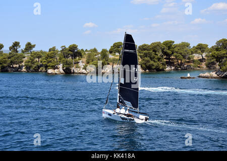 Segelboot während einer Regatta in St. Anthony Kanal, Šibenik, Kroatien Stockfoto