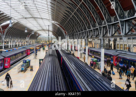 Fernzüge am Bahnhof Paddington in London Stockfoto