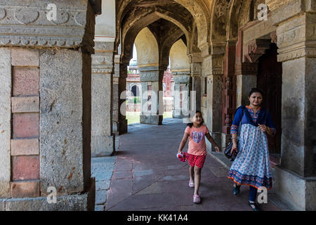 Das Grab von ISA KHAN NIYAZI wurde 1547 v. Chr. erbaut und ist Teil des HUMAYUN GRABKOMPLEXES - NEU-DELHI, INDIEN Stockfoto