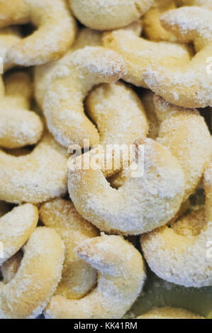 Nahaufnahme der hausgemachte, traditionelle deutsche Weihnachten cookies Vanillekipferl, sichelförmigen Butter cookies mit gemahlenen Mandeln und mit va abgewischt. Stockfoto