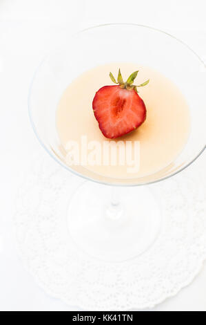 Cremige traditionelle italienische jelly Dessert, Panna cotta, die Sahne, Milch, Vanille und Gelatine ist in einem Cocktail Glas und dec serviert. Stockfoto