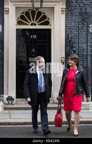 London, Großbritannien. 21. November 2017. DUP-Chef arlene Foster und Nigel Dodds 10 Downing Street nach einem Treffen mit Premierminister Theresa hinterlassen kann. Stockfoto