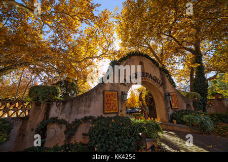 Herbst im Tlaquepaque Kunst- und Handwerksdorf in Sedona, Arizona Stockfoto