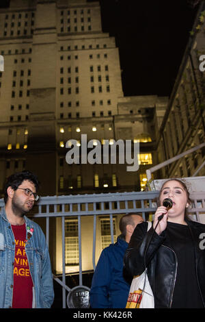 London, Großbritannien. 21. November 2017. Shen batmaz, die an dem Streik von mcdonalds Arbeiter im September angetreten, Adressen ausgelagert angehörende Arbeitnehmer Stockfoto