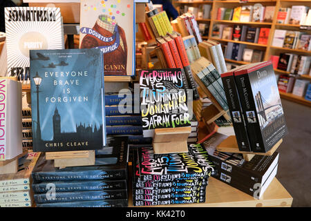 Anzeige der Bücher auf dem Tisch bei Powells Books einschließlich Jonathan Safran Foer "Alles ist erleuchtet" & Chris Cleave "Jeder Brave ist vergeben" Stockfoto