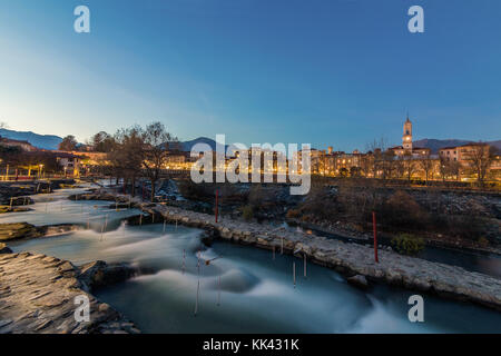 IMG 3347 Blaue Stunde in Ivrea, Piemont Italien Kanu Stadion der Dora Baltea in Ivrea im Canavese Provinz Turin, Turin in der Region Piemont Stockfoto