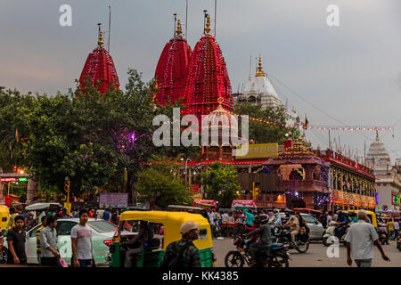 Der DIGAMBARA JAIN TEMPEL gegenüber dem Roten Fort - ALT-DELHI, INDIEN Stockfoto