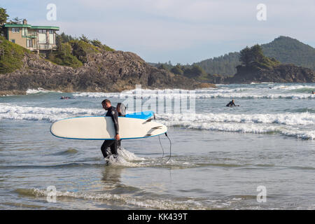 Surfer auf Chesterman Beach in der Nähe von Tofino, BC, Kanada (September 2017) Stockfoto